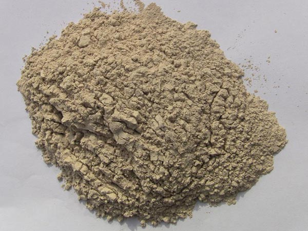 礬土性質(zhì) 礬土主要成分是氧化鋁，為煉鋁和耐火材料的主要原料。白色或灰白色，因含鐵而呈褐黃或淺紅色。密度3.45g/cm3，硬度1～3，不透明，質(zhì)脆。極難熔化，不溶于水，能溶于硫酸、氫氧化鈉溶液。 地區(qū)分布 中國(guó)鋁土礦資源比較豐富，在全國(guó)18個(gè)省、自治區(qū)、直轄市已查明鋁土礦產(chǎn)地205處，其中大型產(chǎn)地72處（不包括臺(tái)灣），主要分布在山西、山東、河北、河南、貴州、四川、廣西、遼寧、湖南等地。 投資前景 1.可用于煉鋁工業(yè)。用于國(guó)防、航空、汽車、電器、化工、日常生活用品等。 2.可用于精密鑄造。礬土熟料加工成細(xì)粉做成鑄模后精鑄。用于軍工、航天、通訊、儀表、機(jī)械及醫(yī)療器械部門。 3.可用于耐火制品。高鋁礬土熟料耐火度高達(dá)1780℃，化學(xué)穩(wěn)定性強(qiáng)、物理性能良好。 4.硅酸鋁耐火纖維。用于鋼鐵、有色冶金、電子、石油、化工、宇航、原子能、國(guó)防等多種工業(yè)，消防人員可用耐火纖維布做成衣服。 5.制造礬土水泥、研磨材料、陶瓷工業(yè)以及化學(xué)工業(yè)可制鋁的各種化合物。 鋁礬土磨粉制備 鋁礬土粉是選用煅燒過的熟鋁礬土礦石用雷蒙磨加工制成的細(xì)粉，粒度通常為100目-325目，在耐火材料行業(yè)得到了廣泛的應(yīng)用。通常加工的流程為先經(jīng)顎式破碎機(jī)進(jìn)行破碎，然后篩分進(jìn)入鋁礬土雷蒙磨或鋁礬土超細(xì)磨粉機(jī)中，進(jìn)行鋁礬土粉制備，使其應(yīng)用更加廣泛。